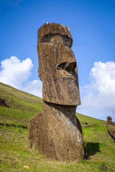 Moais statyer på Rano Raraku vulkan, Påskön — Stockfoto