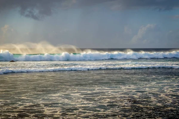 Oceano Pacífico ao pôr-do-sol na Ilha de Páscoa — Fotografia de Stock