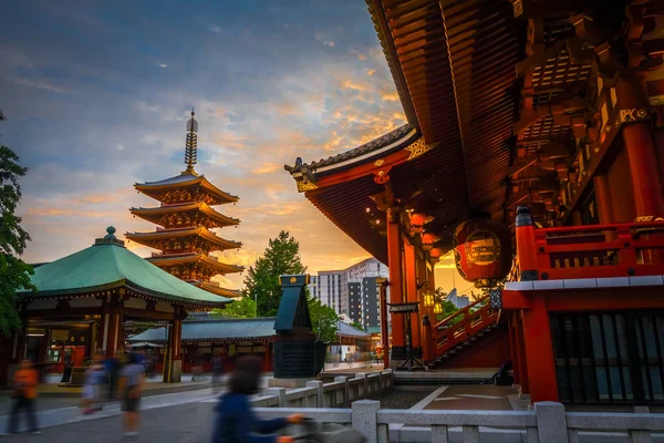 Hondo and pagoda at sunset in Senso-ji temple, Tokyo, Japan — Stock Photo, Image
