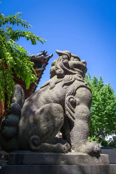 Statue de lion dans le temple du sanctuaire d'Ushijima, Tokyo, Japon — Photo