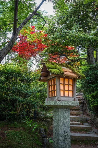 Lampa w świątyni Jojakko-ji, Kioto, Japonia — Zdjęcie stockowe