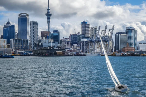 Σταυρός δείτε από τη θάλασσα και το ιστιοφόρο, Νέα Ζηλανδία — Φωτογραφία Αρχείου