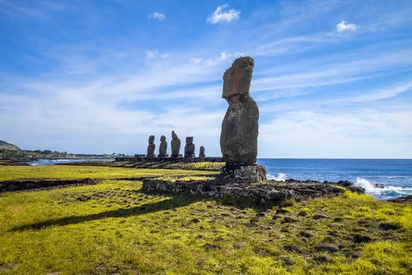 Moais standbeelden, ahu tahai, Paaseiland — Stockfoto