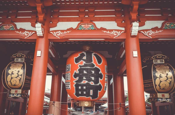 Linterna en la puerta de Kaminarimon, templo de Senso-ji, Tokio, Japón — Foto de Stock