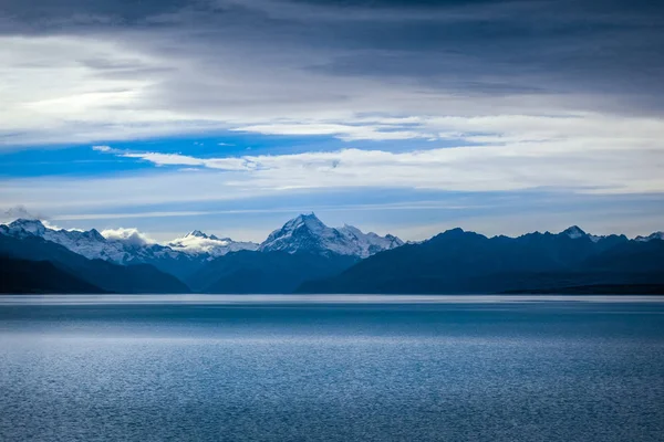 Pukaki lake bij zonsondergang, Mount Cook, Nieuw-Zeeland — Stockfoto