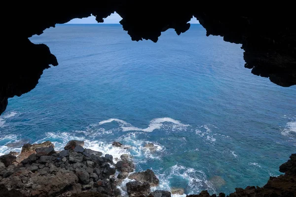 Acantilados y paisaje oceánico pacífico vue de la cueva Ana Kakenga en — Foto de Stock