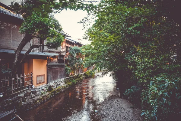 Casas tradicionales japonesas en el río Shirakawa, distrito de Gion, K —  Fotos de Stock