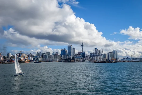 Auckland vista do mar e veleiro, Nova Zelândia — Fotografia de Stock