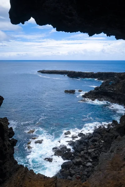 Cliffs and pacific ocean landscape vue from Ana Kakenga cave in — Stock Photo, Image