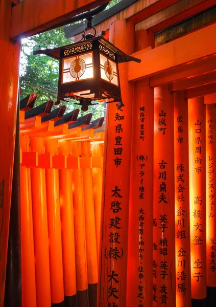 Ліхтар у Fushimi-Inari Taisha shrine, Кіото, Японія — стокове фото