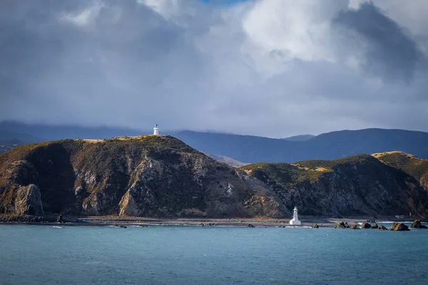 Világítótorony sziklák közelében Wellington, Új-Zéland — Stock Fotó