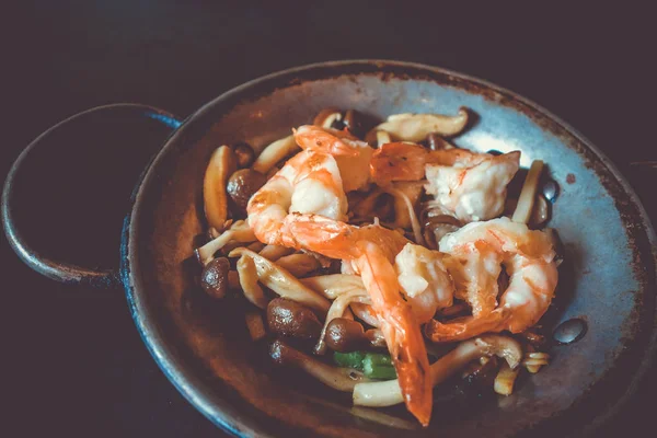 Camarones teppanyaki, comida japonesa plato caliente tradicional —  Fotos de Stock