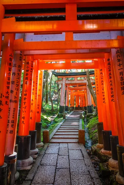 Fushimi Inari Taisha torii, Kyoto, Japón — Foto de Stock