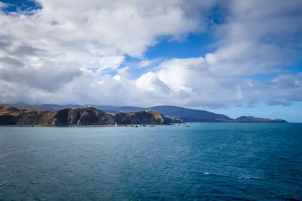 ウェリントン、ニュージーランドの近くの崖の上の灯台 — ストック写真