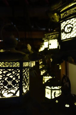 Karanlık, Kasuga-Taisha Tapınak, Nara, Japonya'aydınlatma fener
