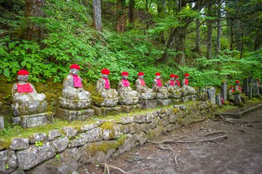 Narabi Jizo heykeller, Nikko, Japonya