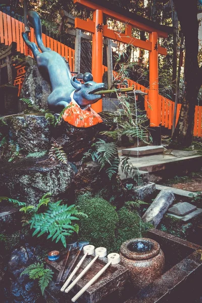 Fox rening fontänen vid Fushimi Inari Taisha, Kyoto, Japan — Stockfoto