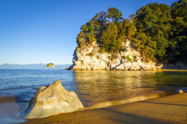 Ruisseau au coucher du soleil dans le parc national Abel Tasman, Nouvelle-Zélande — Photo