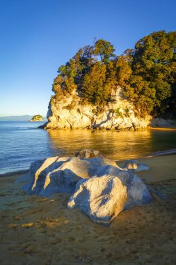 Derede günbatımı Abel Tasman Ulusal Parkı, Yeni Zelanda
