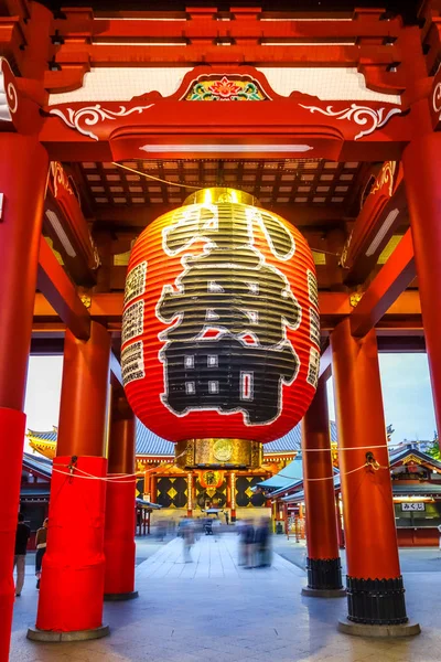 Puerta y linterna Kaminarimon, templo Senso-ji, Tokio, Japón — Foto de Stock