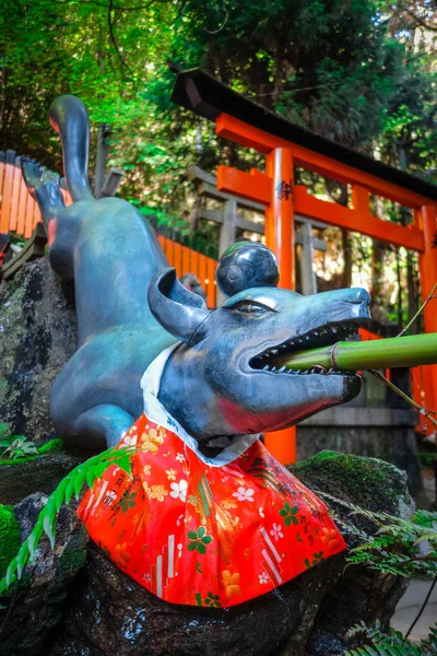 Fox rening fontänen vid Fushimi Inari Taisha, Kyoto, Japan — Stockfoto