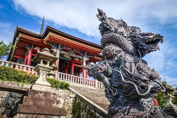 Statue de dragon devant le temple kiyomizu-dera, Kyoto, Japon — Photo