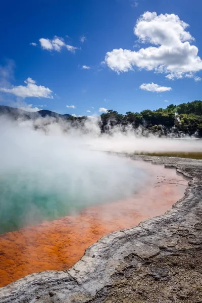 Champagne Piscine lac chaud à Waiotapu, Rotorua, Nouvelle-Zélande — Photo