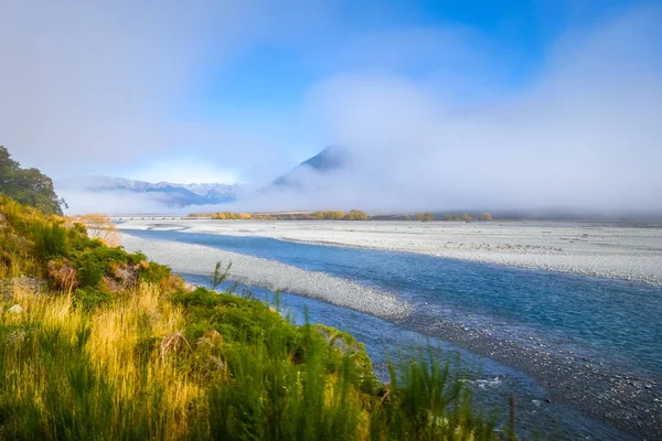 Bosque amarillo y río en las montañas de Nueva Zelanda —  Fotos de Stock