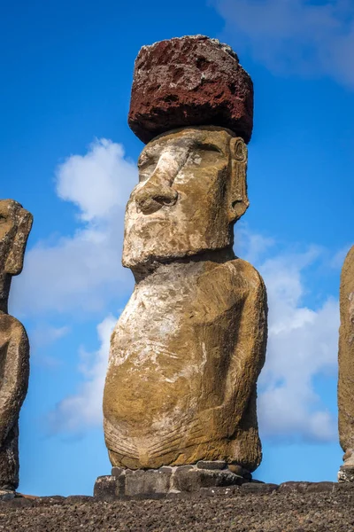 Moai standbeeld, ahu Tongariki, Paaseiland — Stockfoto