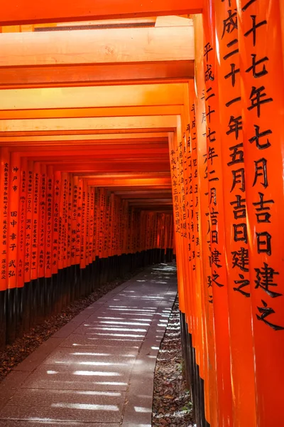 Fushimi Inari Taisha torii, Kyoto, Japón — Foto de Stock