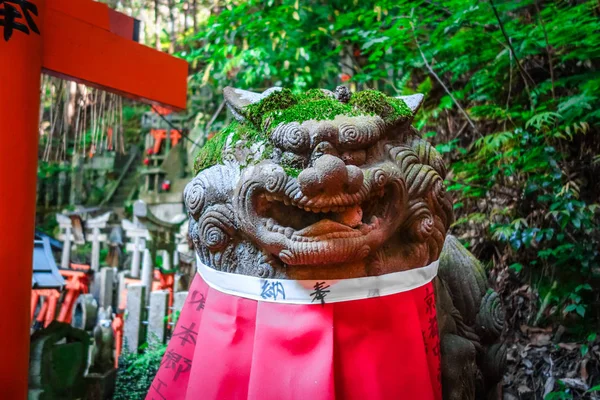 Statue de lion à Fushimi Inari Taisha, Kyoto, Japon — Photo