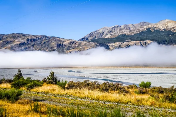 Sarı orman ve nehir Yeni Zelanda dağları — Stok fotoğraf