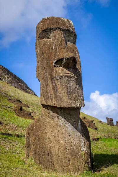 Estátuas de Moais no vulcão Rano Raraku, ilha da Páscoa — Fotografia de Stock