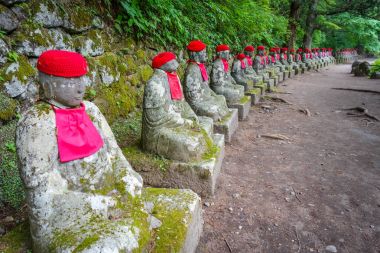 Narabi Jizo heykeller, Nikko, Japonya