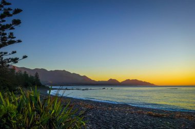 Günbatımı plajda Kaikoura, Yeni Zelanda