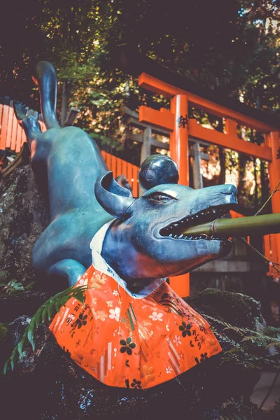 Fox čištění fontána na Fushimi Inari Taisha, Kjóto, Japonsko — Stock fotografie