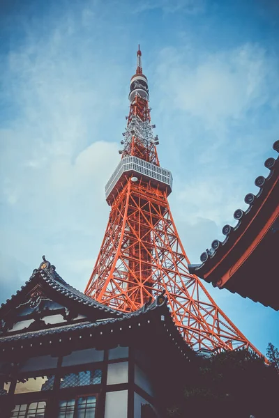 Torre de Tóquio e templo tradicional, Japão — Fotografia de Stock