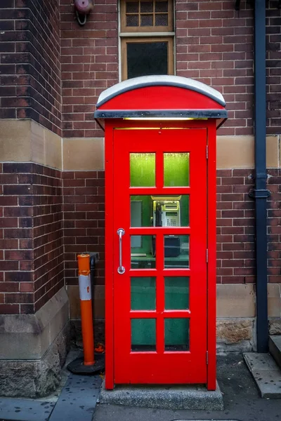 Vintage UK red phone booth — Stock Photo, Image