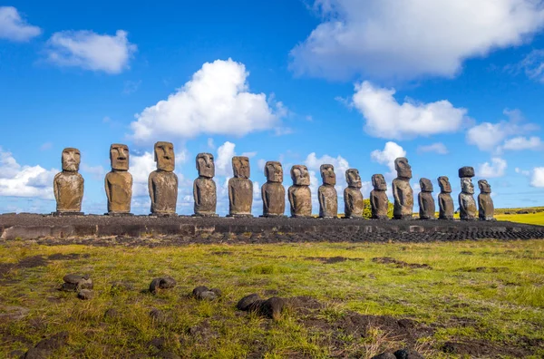 Moais statyer, ahu Tongariki, Påskön — Stockfoto