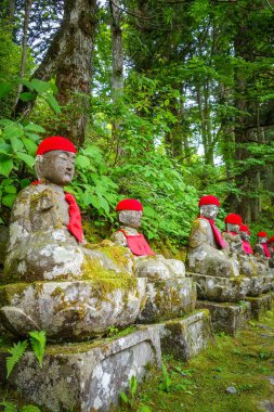 Narabi Jizo heykeller, Nikko, Japonya