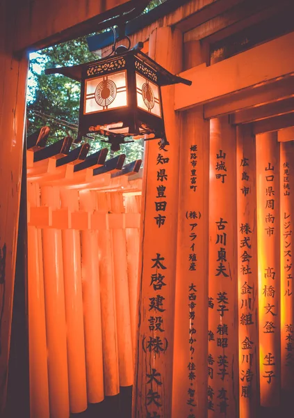 Linterna en el santuario de Fushimi Inari Taisha, Kyoto, Japón — Foto de Stock