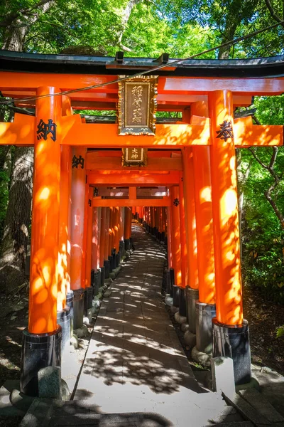 Fushimi Inari Taisha torii, Kyoto, Japón — Foto de Stock