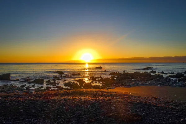 Solnedgång på Kaikoura beach, Nya Zeeland — Stockfoto