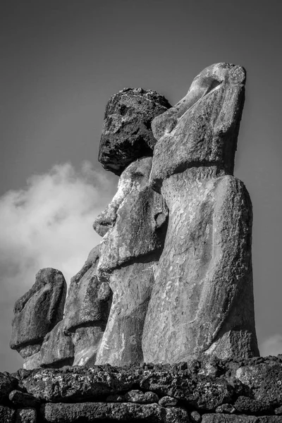 Moais statues, ahu Tongariki, easter island. Black and white pic — Stock Photo, Image