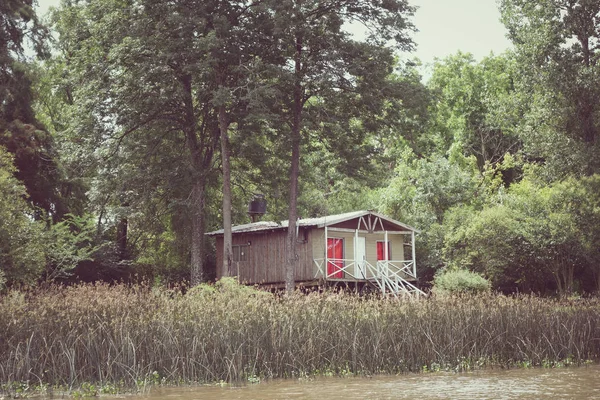 Старий сарай на річці Tigre Delta. Буенос-Айрес — стокове фото