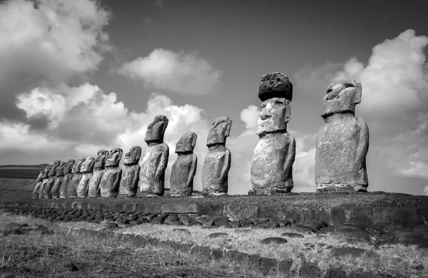 Statues Moais, ahu Tongariki, île de Pâques. Photographie noir et blanc — Photo