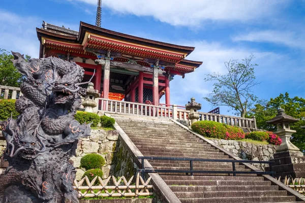 Statue de dragon devant le temple kiyomizu-dera, Kyoto, Japon — Photo