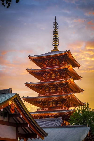 Pagode bij zonsondergang in Senso-ji tempel, Tokio, Japan — Stockfoto
