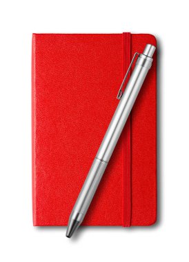 Kırmızı kapalı defter ve kalem üzerinde beyaz izole