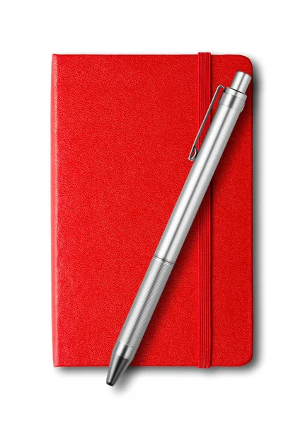 Κόκκινο κλειστό σημειωματάριο και στυλό που απομονώνονται σε λευκό — Φωτογραφία Αρχείου